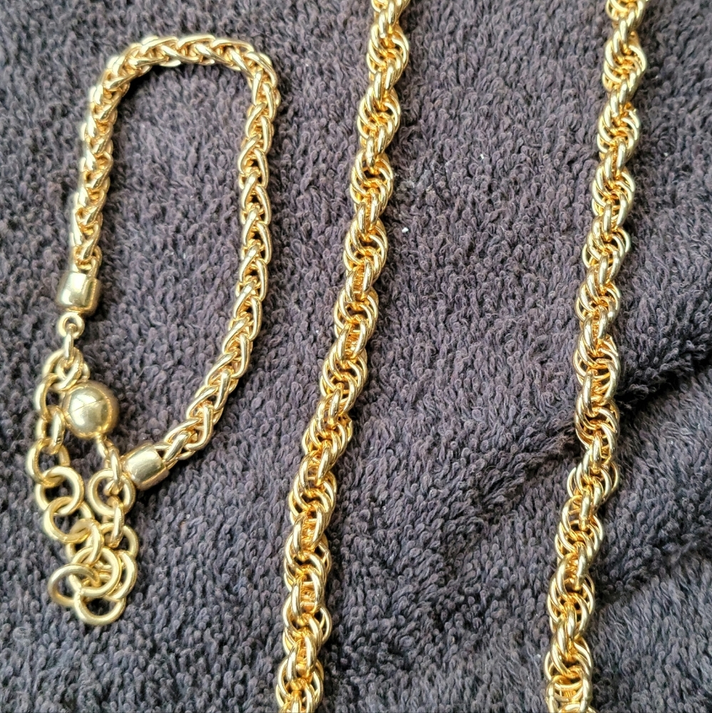 Jewelry gold tone necklace & bracelet
